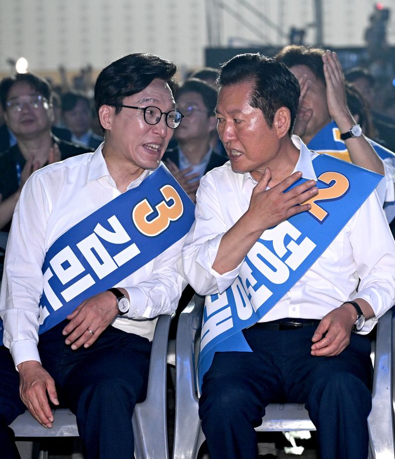 정청래(오른쪽), 김민석 더불어민주당 당대표 후보가 17일 대전 유성구 대전컨벤션센터 제2전시장에서 열린 더불어민주당 제3차 정기전국당원대회에서 대화를 나누고있다. 뉴스1