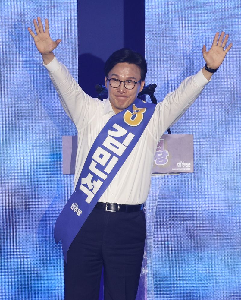 김민석 더불어민주당 대표 후보자가 17일 대전시 유성구 대전컨벤션센터(DCC) 제2전시장에서 열린 제3차 정기전국당원대회에서 지지를 호소 하고 있다. 뉴스1