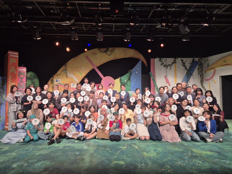 지난 14일 열린 '제3회 초록우산 어린이뮤지컬 '스케치북 시즌3' 공연을 마친 어린이들과 대학생 서포터즈, 관계자들이 기념촬영을 하고 있다. 한국산업단지공단 제공