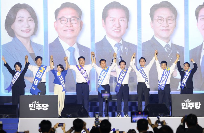 더불어민주당 전국당원대회가 17일 대전 유성구 대전컨벤션센터(DCC) 제2전시장에서 열렸다. 당 대표, 최고위원 후보들이 당원들에게 인사하고 있다. 왼쪽부터 최민희·김용·서미화 최고위원 후보, 송영길·정청래·김민석 당 대표 후보, 한민수·이성윤·박선원 최고위원 후보. 뉴스1