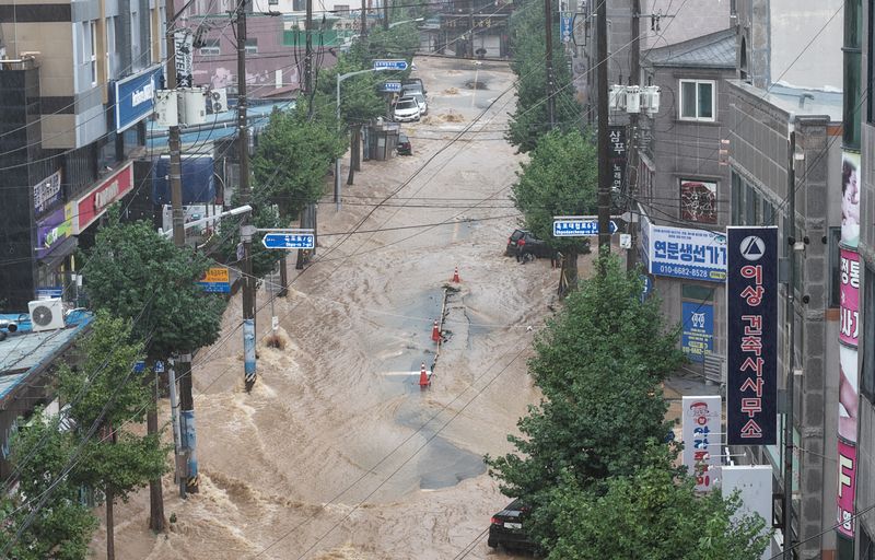 17일 오후 경남 거제시 옥포동 일대 도로와 주요 교차로 전체가 흙탕물로 완전히 뒤덮여 있다. 이날 거제시에 내린 비는 1972년 관측을 시작한 이래로 가장 많은 일강수량을 기록했다. 이로 인해 1명이 숨지고 4명이 다쳤으며 도로와 주택 곳곳이 물에 잠기거나 유실됐다. 부산·경남에서는 산사태와 침수 위험에 주민 150여명이 대피했다. 연합뉴스