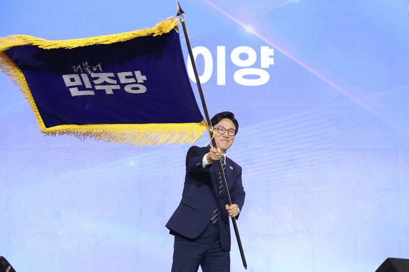 김민석 신임 더불어민주당 당대표가 17일 대전 유성구 대전컨벤션센터 제2전시장에서 열린 더불어민주당 제3차 정기전국당원대회에서 당기를 흔들고 있다. 뉴시스