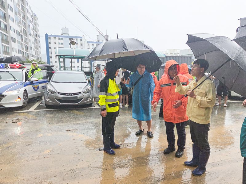 [거제=뉴시스] 신정철 기자= 경남 거제시는 800mm 넘는 기록적 폭우로 인한 피해가 속출함에 따라 17일 전 직원을 투입해 피해 복구에 총력을 기울이고 있다.사진은 변광용 시장이 이른 아침 옥포동 산사태 현장 등을 찾아 피해 상황을 확인하고 있다.(사진=거제시 제공).2026.08.17. photo@newsis.com *재판매 및 DB 금지