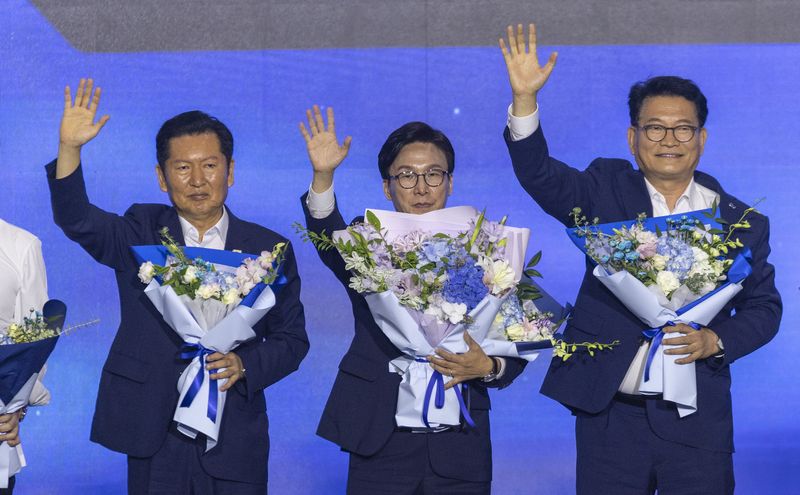 17일 대전 컨벤션센터에서 열린 제3회 더불어민주당 정기 전국당원대회에서 더불어민주당 신임 당 대표로 선출된 김민석 전 총리(가운데)와 당 대표직을 놓고 경쟁을 벌였던 정청래 전 대표(왼쪽)와 송영길 의원이 손을 들어 당원과 국민들에게 인사하고 있다. 연합뉴스