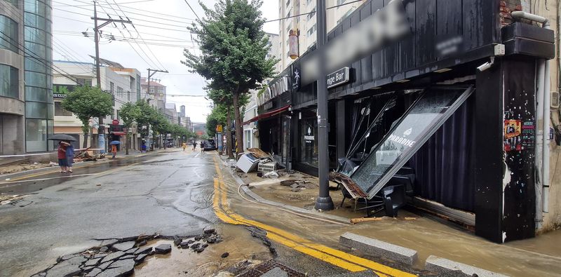 17일 경남 거제시 옥포동의 상가가 극한 호우로 파손돼 있다. 뉴스1