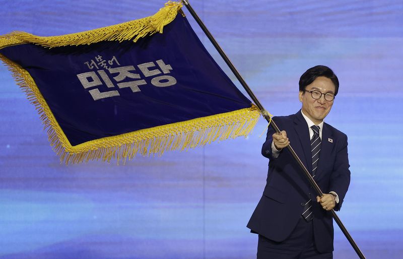 17일 대전 유성구 대전컨벤션센터 제2전시장에서 열린 더불어민주당 제3차 정기 전국당원대회에서 김민석 신임 당 대표가 당기를 흔들고 있다. 뉴시스