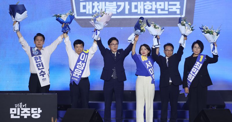 김민석 더불어민주당 신임 당 대표가 17일 대전 컨벤션센터에서 열린 제3회 더불어민주당 정기 전국당원대회에서 당 대표로 선출된 뒤 최고위원들과 함께 인사하고 있다. 왼쪽부터 최고위원으로 선출된 한민수, 이성윤 의원, 김민석 당 대표, 서미화, 박선원, 최민희 의원 연합뉴스