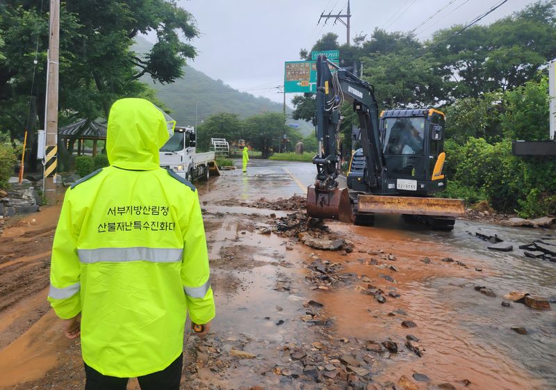 산림청 산불재난특수진화대가 집중호우로 토사가 유출된 경남 통영 신전리 일대에서 수습 복구를 지원하고 있다. 산림청 제공