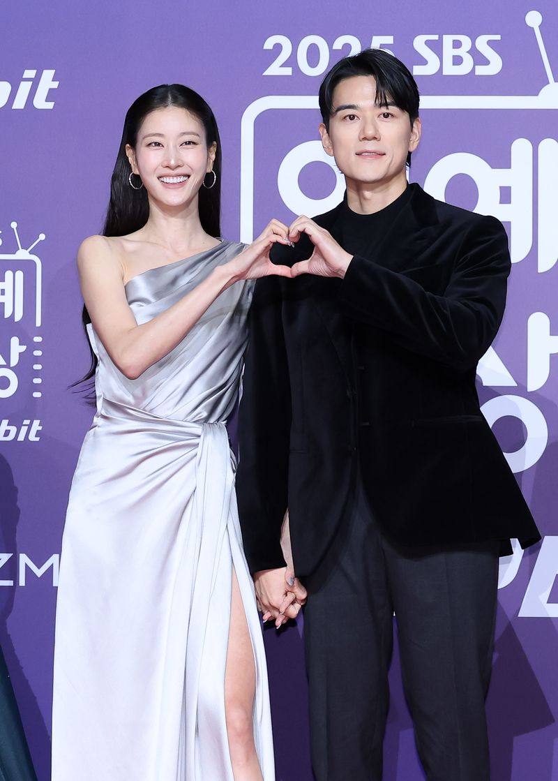 [서울=뉴시스] 김혜진 기자 = 방송인 이현이(왼쪽), 홍성기가 30일 오후 서울 마포구 SBS 프리즘타워에서 열린 2025 SBS 연예대상에서 포즈를 취하고 있다. 2025.12.30. jini@newsis.com
