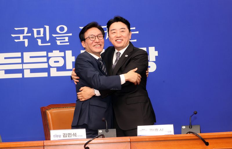 더불어민주당 김민석 대표(왼쪽)가 18일 국회에서 취임 축하 인사차 방문한 강훈식 대통령비서실 비서실장을 만나 반갑게 포옹하고 있다. 사진=박범준 기자