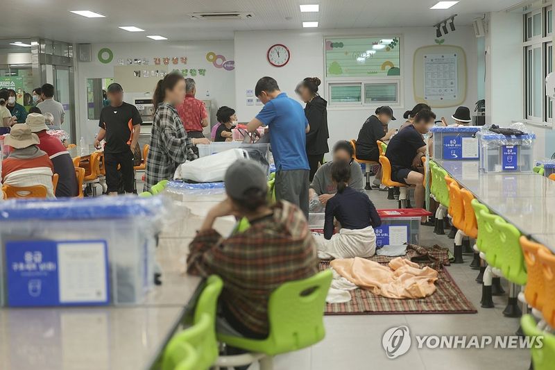 '기약 없는 기다림'…거제 산사태 아파트 주민 대피소 (출처=연합뉴스)