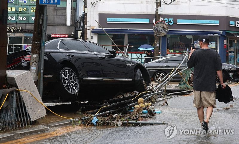 거제 집중호우…승용차 파손 (출처=연합뉴스)