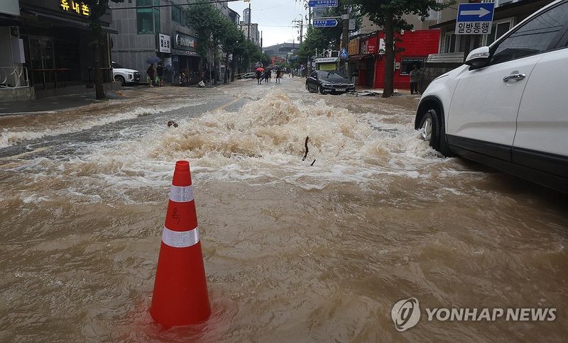 거제 집중호우…도로 범람 (출처=연합뉴스)