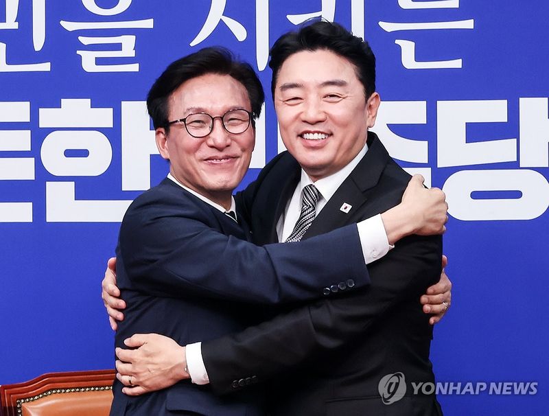 포옹하는 김민석 대표와 강훈식 대통령 비서실장 (출처=연합뉴스)