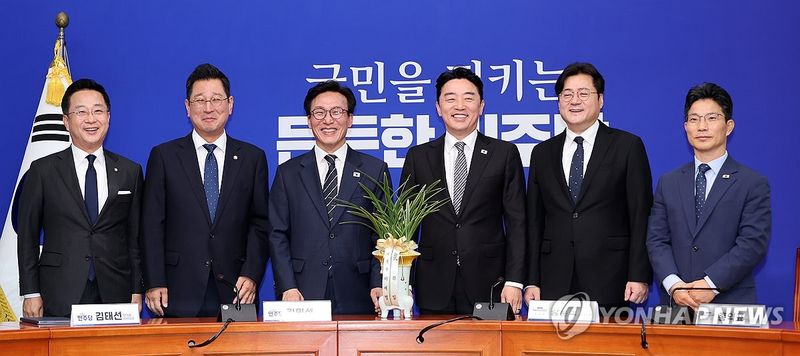 청와대 취임 축하 인사받는 김민석 대표 (출처=연합뉴스)