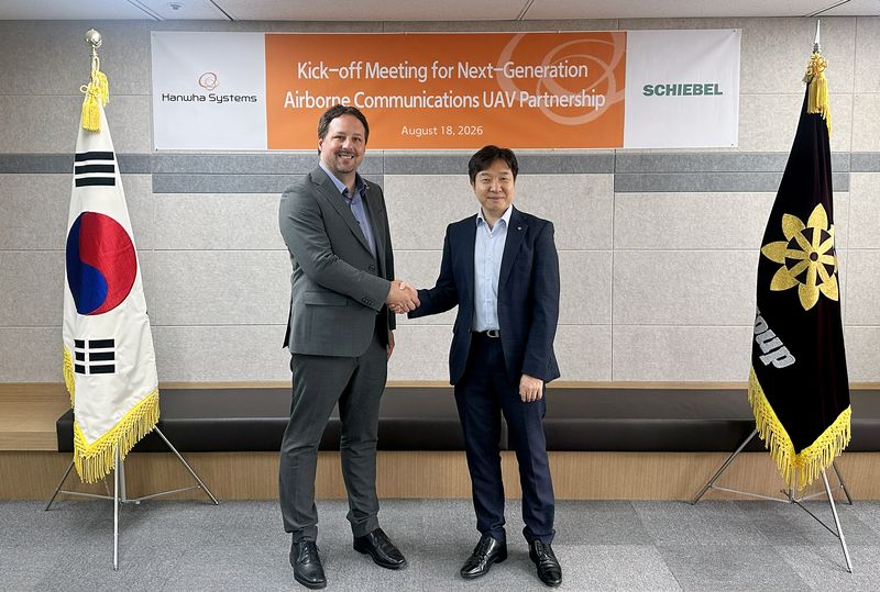 18일 서울 종로구 쉬벨 한국지사에서 장보섭 한화시스템 C5ISR사업센터장, 마이클 쉴러(Michael Schiller) 쉬벨 함탑재·서북도서 사업총괄 PM 겸 쉬벨 코리아 지사장(오른쪽부터)이 포즈를 취하고 있다. 한화시스템 제공