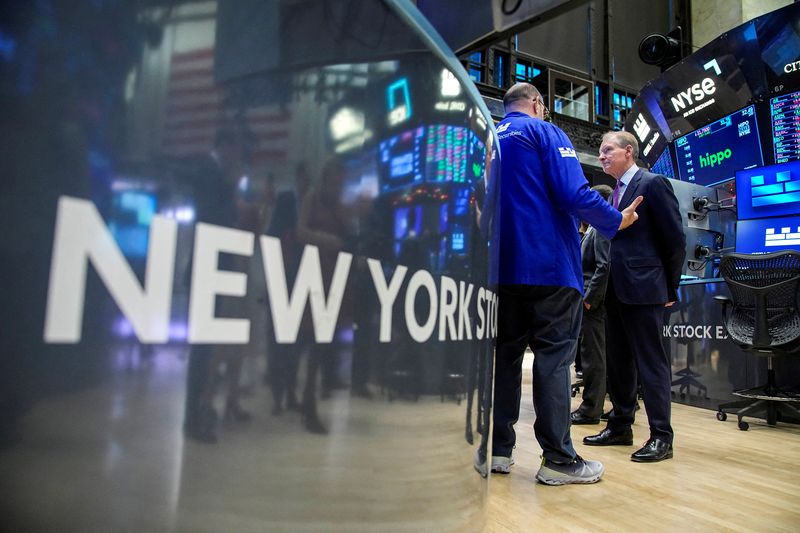 미국 뉴욕 증권거래소(NYSE)에서 지난해 12월 개장 벨을 울린 후 거래장에서 거래자들과 이야기를 나누고 있는 폴 앳킨스 미국 증권거래위원회(SEC) 위원장. 로이터 연합뉴스