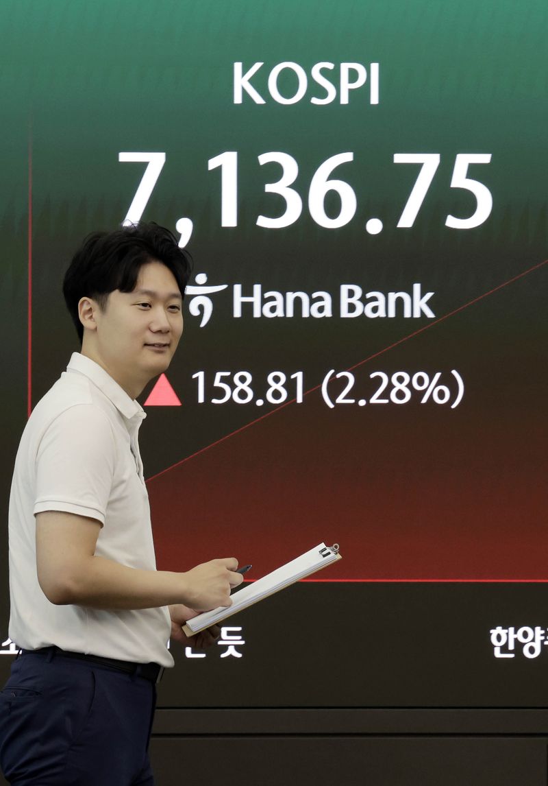 18일 서울 중구 하나은행 딜링룸에서 딜러들이 업무를 보고 있다. 뉴시스 제공