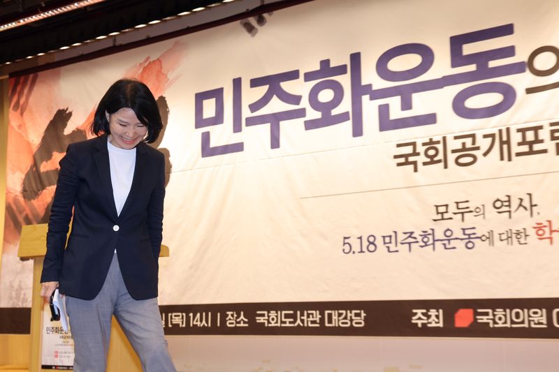 이진숙 국민의힘 의원이 지난 13일 오후 서울 여의도 국회 도서관에서 열린 '5·18 민주화운동의 재조명 국회공개포럼'에서 환영사를 마친 후 자리로 이동하고 있다. 2026.8.13 ⓒ 뉴스1 황기선 기자