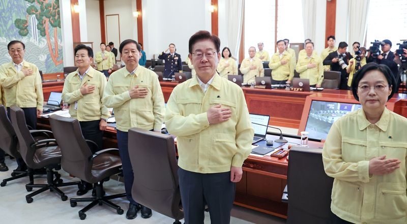 이재명 대통령이 지난 18일 청와대에서 열린 제1회 을지국무회의에서 국민의례를 하고 있다. 청와대통신사진기자단