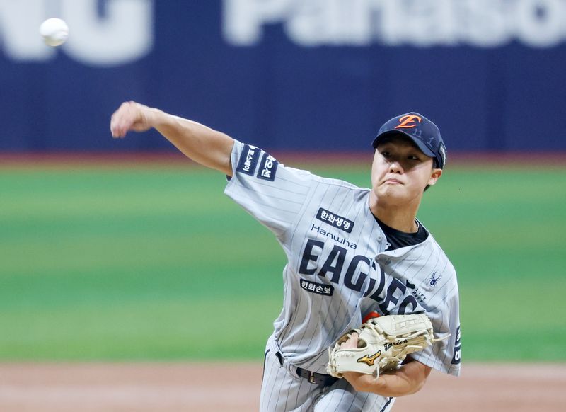 [서울=뉴시스] 김진아 기자 = 14일 서울 구로구 고척스카이돔에서 열린 2026 KBO 리그 한화 이글스와 키움 히어로즈의 경기, 한화 선발 정우주가 역투하고 있다. 2026.05.14. bluesoda@newsis.com