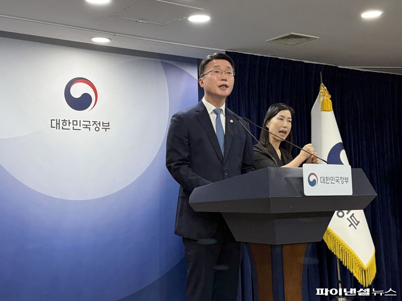 류제명 과학기술정보통신부 제2차관이 18일 정부서울청사에서 브리핑을 열고 '독자 인공지능(AI) 파운데이션 모델 프로젝트(독파모)' 2차 단계평가 결과를 발표하고 있다. 사진=최혜림 기자
