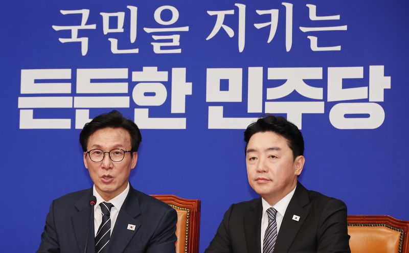 김민석(왼쪽) 더불어민주당 대표가 지난 18일 국회에서 강훈식 대통령비서실 비서실장을 접견한 자리에서 발언하고 있다. 뉴시스