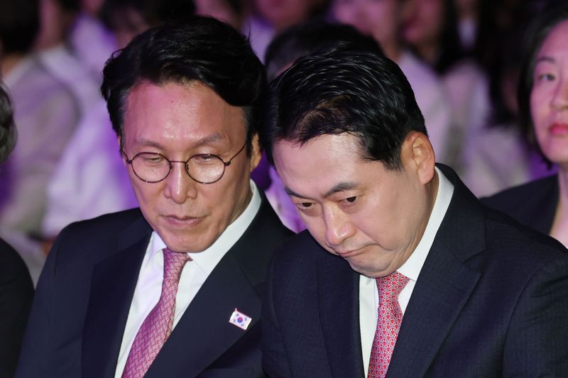 지난해 11월 17일 당시 김민석 국무총리(왼쪽)와 장동혁 국민의힘 대표가 서울 중구 장충체육관에서 열린 2025간호정책 선포식에 참석해 있다. 뉴스1