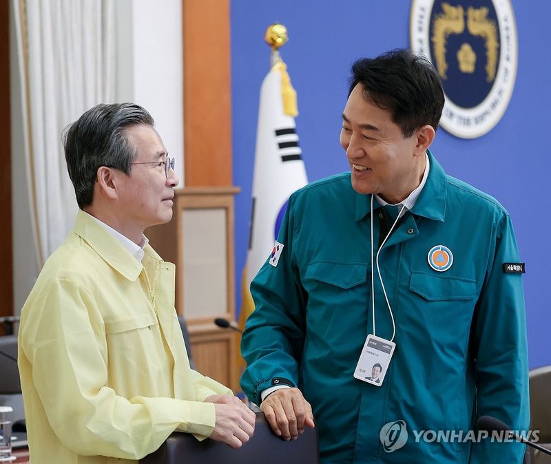 국무회의 참석한 오세훈, 李대통령에 "용산공원 아파트 반대"