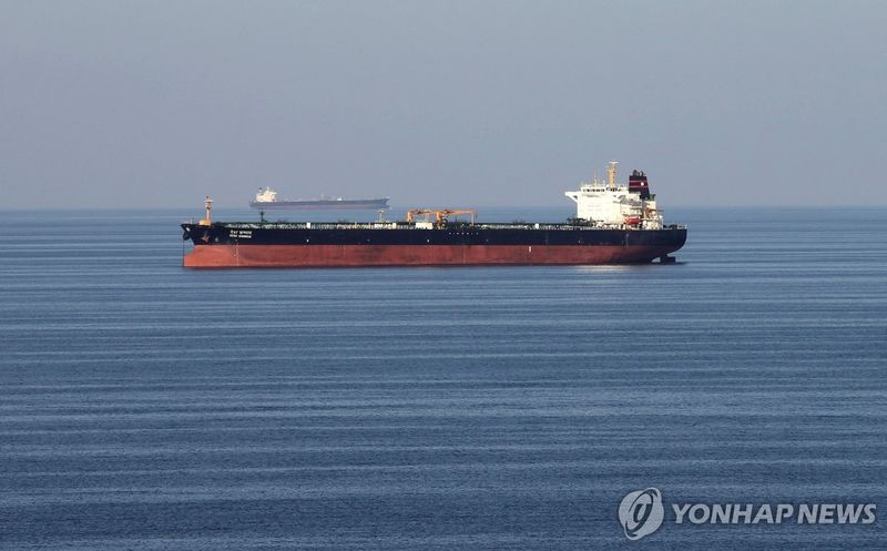 호르무즈 해협의 유조선. 연합뉴스