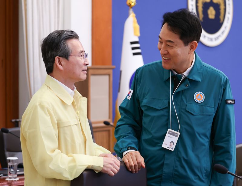 김용범 정책실장과 오세훈 서울시장이 18일 청와대에서 열린 제1회 을지국무회의에서 대화를 하고 있다. 뉴스1