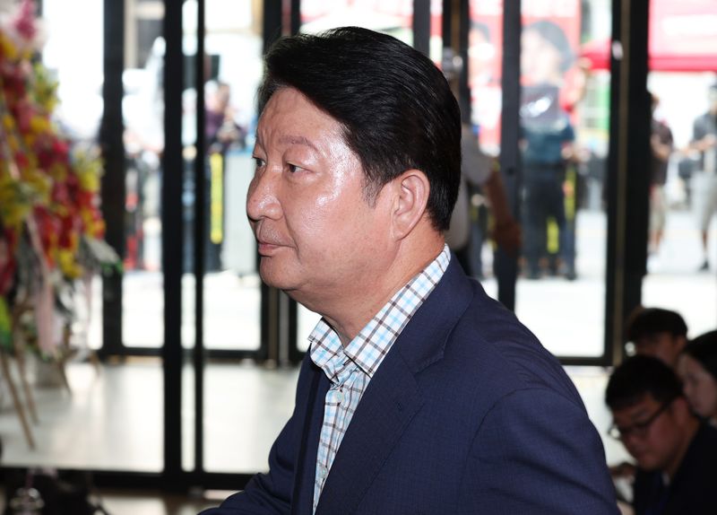 권영진 국민의힘 의원이 18일 서울 영등포구 국민의힘 중앙당사에서 열린 중앙윤리위원회(윤리위)에 출석하고 있다. 뉴시스