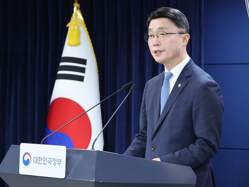 류제명 과학기술정보통신부 제2차관이 18일 정부서울청사에서 브리핑을 열고 '독자 인공지능(AI) 파운데이션 모델 프로젝트(독파모)' 2차 단계평가 결과를 발표하고 있다. 연합뉴스
