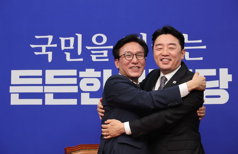 김민석(왼쪽) 더불어민주당 대표와 강훈식 대통령비서실 비서실장이 지난 18일 여의도 국회에서 포옹하고 있다. /사진=뉴시스