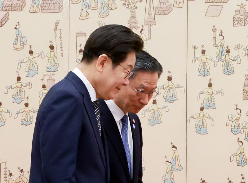 이재명 대통령이 지난해 7월 서울 용산 대통령실 청사에서 열린 임명장 및 위촉장 수여식에서 정성호 법무부 장관에게 임명장을 수여한 뒤 이동하고 있다. 뉴시스