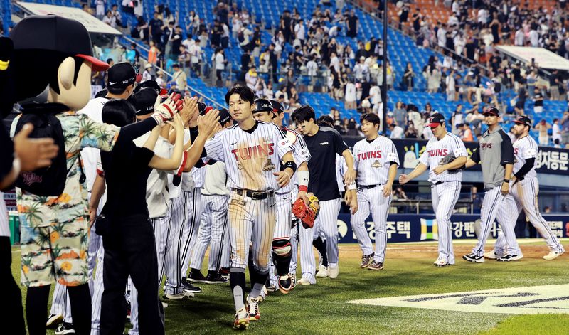 18일 서울 송파구 잠실야구장에서 열린 프로야구 '2026 신한 SOL KBO리그' KT 위즈와 LG 트윈스의 경기, 9대 1로 승리한 LG 선수들이 기뻐하며 발걸음을 옮기고 있다. 뉴스1