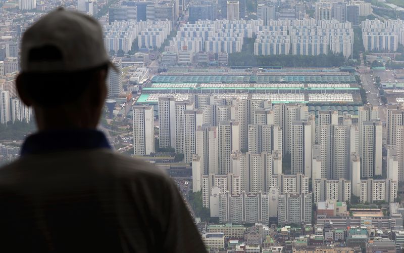 [서울=뉴시스] 홍효식 기자 = 지난 6월 14일 서울 송파구 롯데월드타워 서울스카이에서 바라본 강남 3구 아파트 모습. 2026.06.14. yesphoto@newsis.com