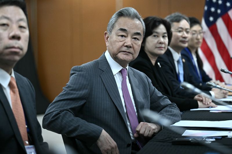 [마닐라=AP/뉴시스]왕이 중국공산당 정치국 위원 겸 외교부장이 지난달 22일(현지 시간) 필리핀 마닐라에서 동남아시아국가연합(ASEAN·아세안) 외교장관회의를 계기로 미중 외교장관회담을 진행하고 있다. 2026.07.23.