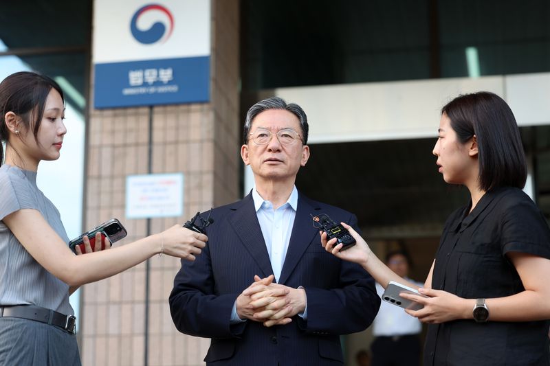 [과천=뉴시스] 조성우 기자 = 청와대에 사직서를 제출한 정성호 법무부 장관이 18일 경기도 과천시 정부과천청사 법무부를 나서며 취재진 질문에 답하고 있다. 2026.08.18. xconfind@newsis.com