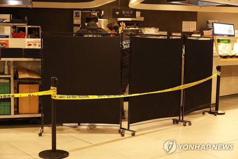 지난 4월 30일 저녁 대전 서구 한 백화점 식당가에서 흉기 난동이 발생해 경찰 과학수사대가 범행 현장에서 증거를 보존하고 있다. /사진=연합뉴스