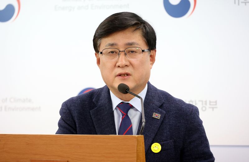 [세종=뉴시스] 강종민 기자 = 김성환 기후에너지환경부 장관이 26일 오전 세종시 정부세종청사에서 "제11차 전력수급기본계획(전기본)의 신규 원전 건설은 계획대로 추진하겠다"고 밝히고 있다. 2026.01.26. ppkjm@newsis.com