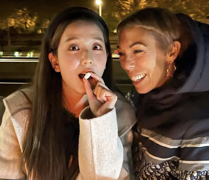 그룹 블랙핑크 멤버 지수(왼쪽), 프랑스 명품 브랜드 크리스찬 디올(Dior) 홍보 책임자 마틸드 파비에르./사진=마틸드 파비에르 인스타그램 캡처