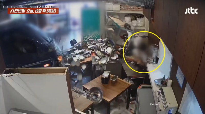 지난 15일 오후 5시 41분께 부산의 한 고깃집에 트럭이 들이닥쳤다. 이 사고로 외국인 직원은 현재까지 통증을 호소하고 있으며, 사고로 인한 트라우마도 겪고 있는 것으로 알려졌다./사진=JTBC '사건반장' 캡처