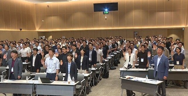 현대해상 경영전략세미나에서 이석현 대표이사(앞줄 오른쪽 첫 번째)를 포함한 전 임원과 부서장이 소비자보호헌장을 제창하고 있다.현대해상 제공 /사진=파이낸셜뉴스