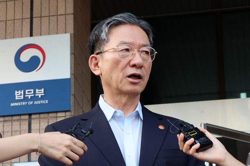 청와대에 사직서를 제출한 정성호 법무부 장관이 지난 18일 경기도 과천시 정부과천청사 법무부를 나서며 취재진 질문에 답하고 있다. 뉴시스