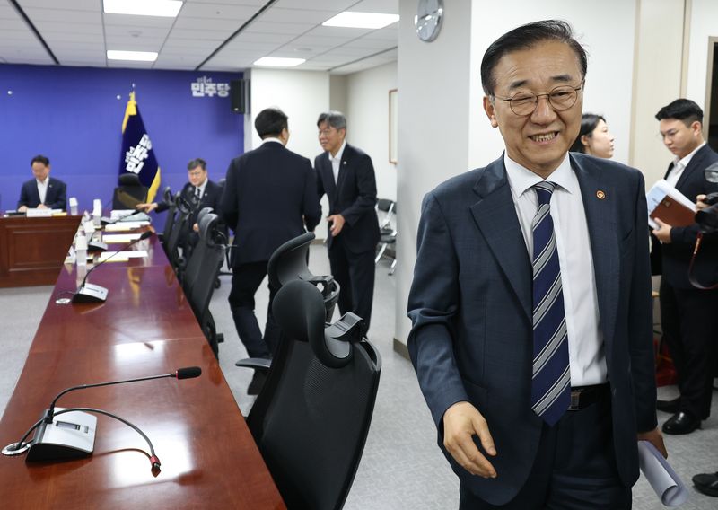 김윤덕 국토교통부 장관이 19일 여의도 국회 의원회관에서 열린 국회 국토교통위원회 소속 더불어민주당 의원들과 당정협의회에 참석하고 있다. 뉴시스
