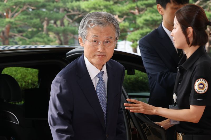 조희대 대법원장이 19일 서울 서초구 대법원으로 출근하고 있다. 조 대법원장은 지난 18일 노태악 전 대법관과 이흥구 대법관 후임으로 손봉기 대구지방법원 부장판사와 김성수 서울고등법원 부장판사를 이재명 대통령에게 임명 제청했다. 연합뉴스