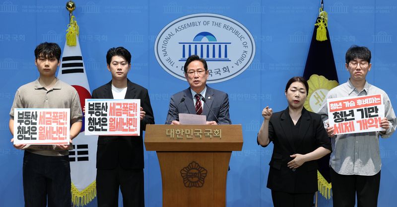 박수영 국민의힘 의원이 19일 서울 여의도 국회 소통관에서 청년 세제개편안 규탄 기자회견을 하고 있다. 뉴시스