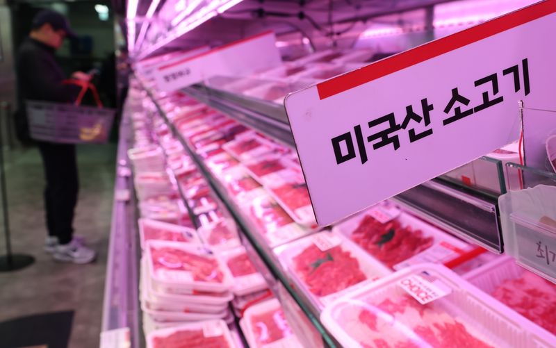 [서울=뉴시스] 황준선 기자 = 한국은행이 12일 발표한 ‘11월 수출입물가지수 및 무역지수’에 따르면 고환율 영향으로 지난달 수입 물가가 전월 대비 2.6% 상승해 19개월 만에 최고치를 기록했다. 품목으로는 쇠고기가 4.5%, 천연가스는 3.8%, 플래시메모리가 23.4%로 상승폭이 컸다. 사진은 이날 서울 시내 한 대형마트 수입 소고기 매대. 2025.12.12. hwang@newsis.com