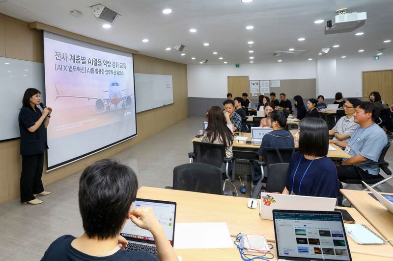 19일 서울 강서구에 위치한 국제청소년센터에서 제주항공이 직원들을 대상으로 AI 활용 역량 강화 교육을 실시하고 있다. 제주항공 제공